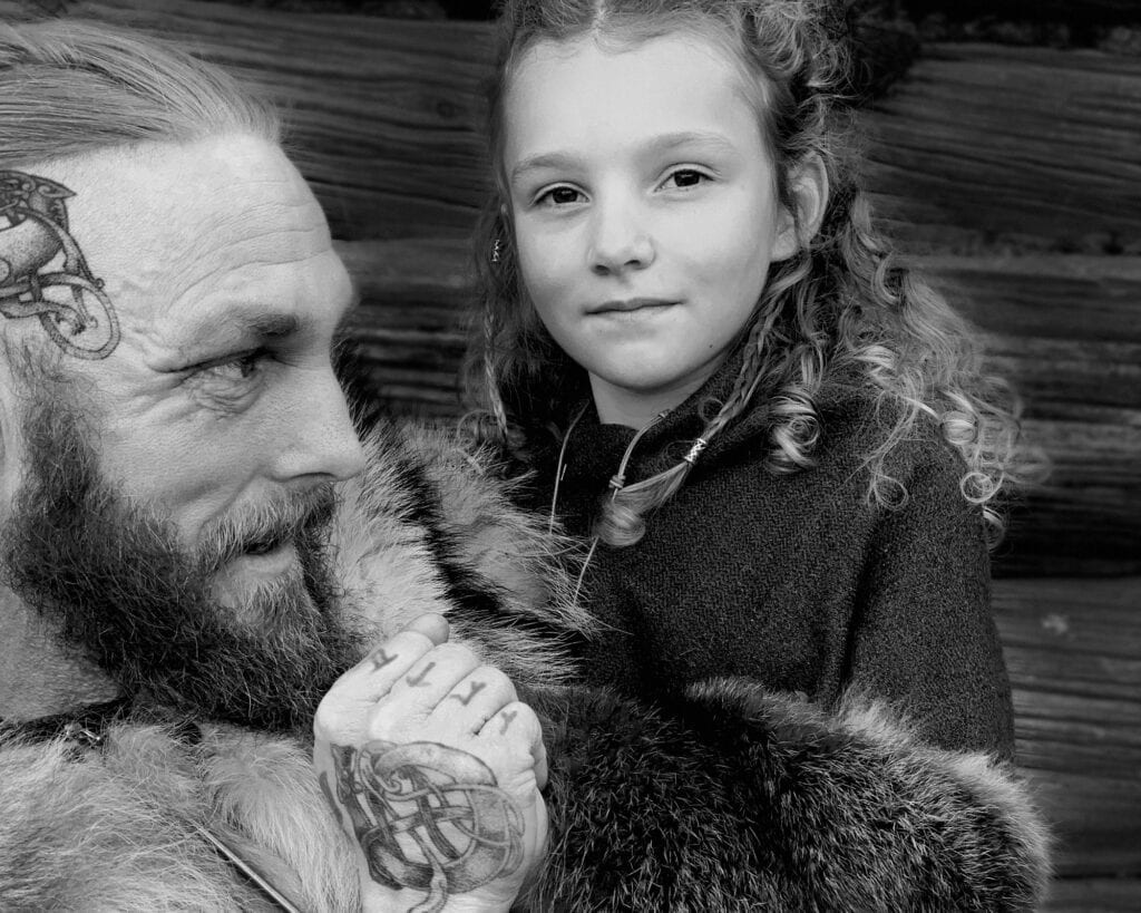 Vikingaliv foto viking med barn