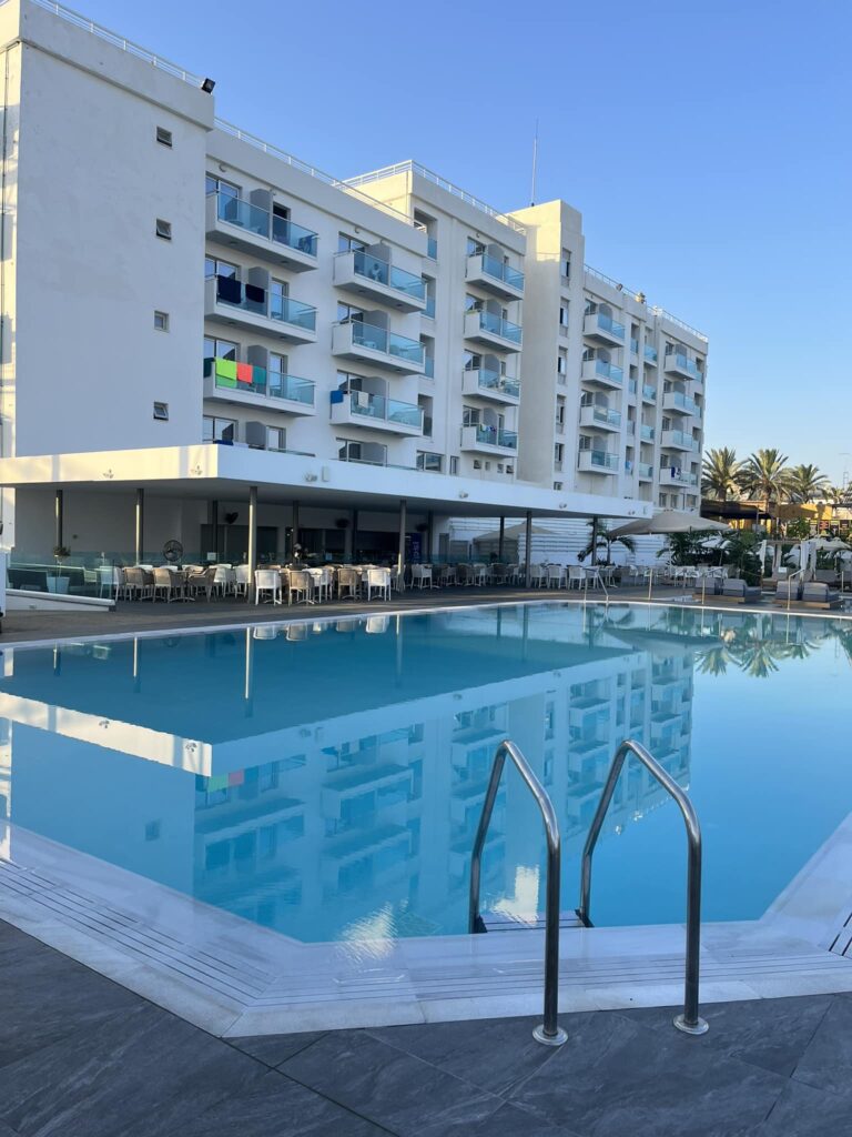 Hotell med pool i förgrunden