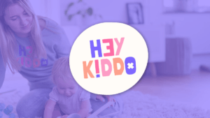 Text Hey Kiddo med lila bakgrund