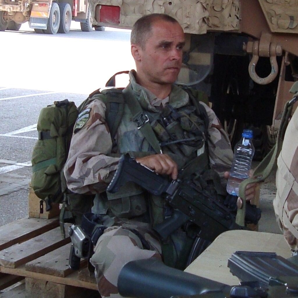 Jörgen Nyqvist i uniform dricker ur en vattenflaska.